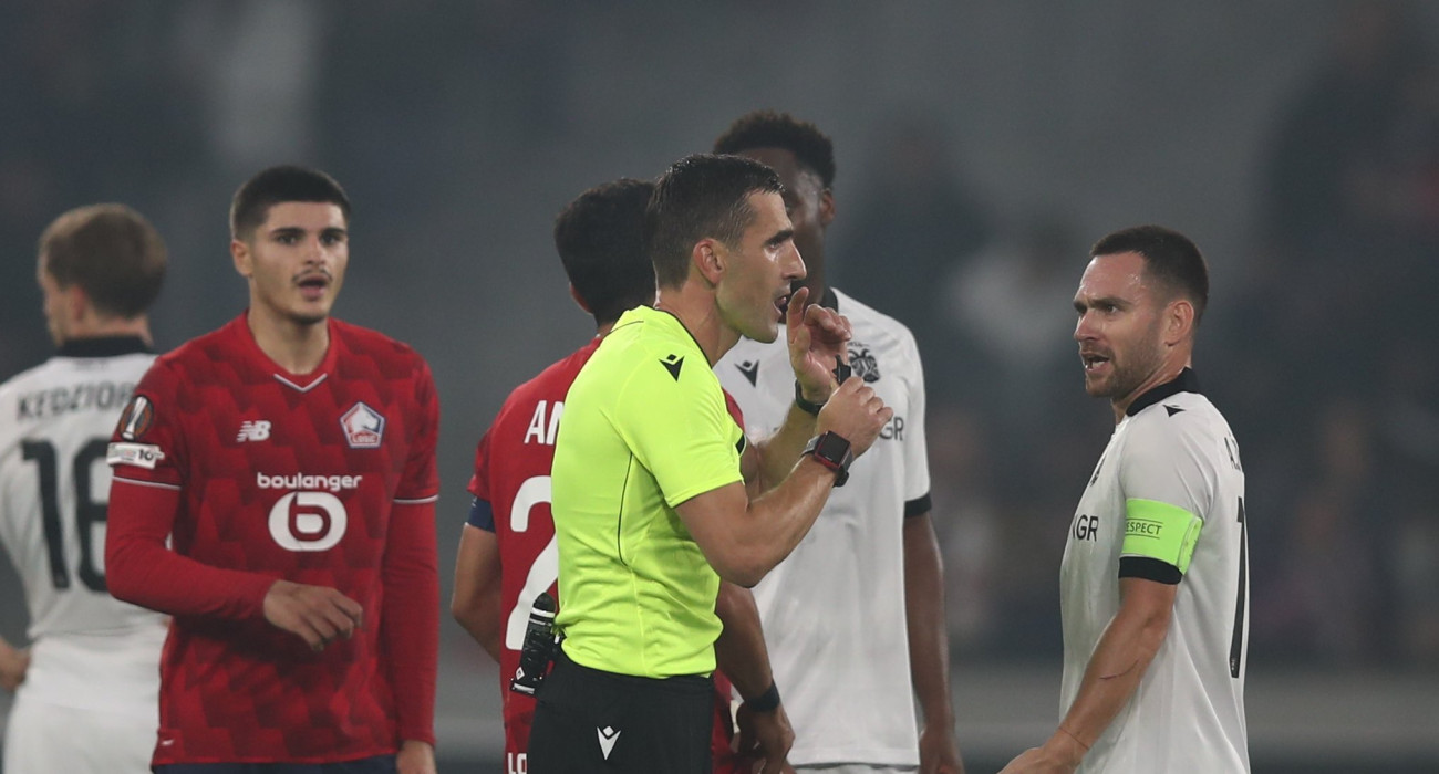 Ο διαιτητής Νταμπάνοβιτς στο Λιλ-ΠΑΟΚ / Πηγή: Eurokinissi