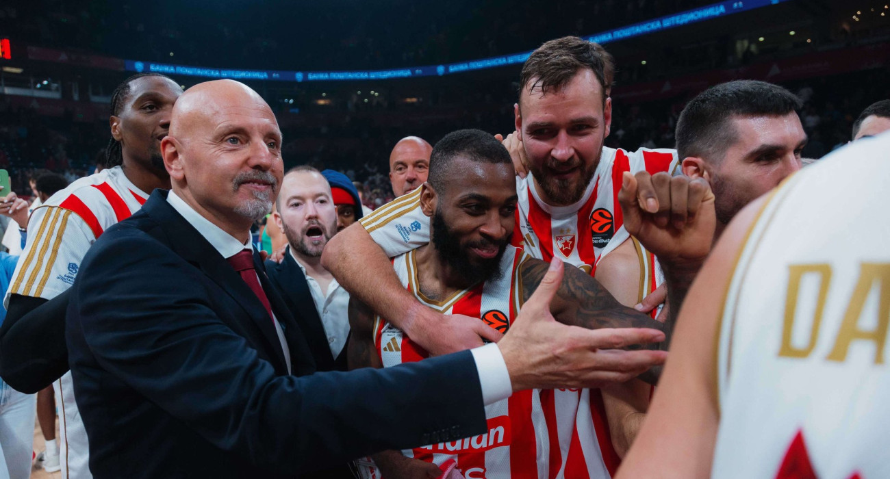 Ο Σάσα Ομπράντοβιτς με παίκτες του Ερυθρού Αστέρα - Πηγή: KK Crvena Zvezda