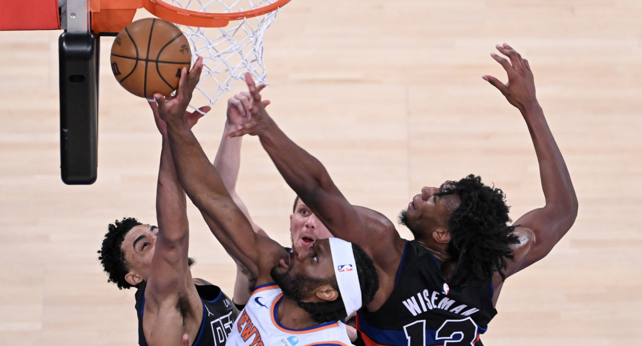 Μονομαχία στον... αέρα με δύο νυν ελεύθερους σέντερ του NBA, τον Ατσιούα και τον Γουάισμαν / Πηγή: Fatih Aktas / Anadolu via Getty Images