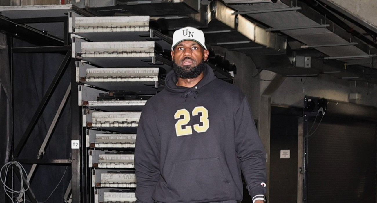 Ο ΛεΜπρόν Τζέιμς/Photo by Jim Poorten/NBAE via Getty Images