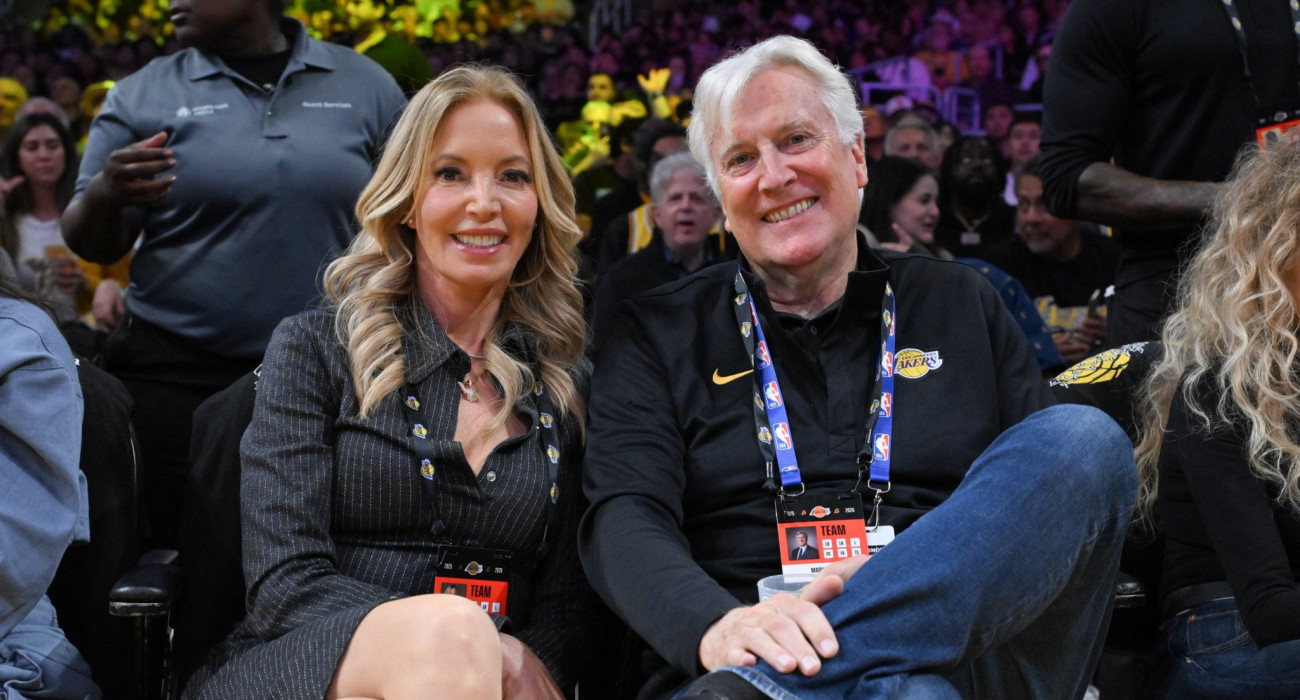 Ο Μαρκ Γουόλτερ, νέος ιδιοκτήτης των Λέικερς, με την Τζένι Μπας, πρώην ιδιοκτήτρια και νυν Governor της ομάδας, Πηγή: Allen Berezovsky/Getty Images/Ideal Images Ο Μαρκ Γουόλτερ, νέος ιδιοκτήτης των Λέικερς, με την Τζένι Μπας, πρώην ιδιοκτήτρια και νυν Governor της ομάδας, Πηγή: Allen Berezovsky/Getty Images/Ideal Images