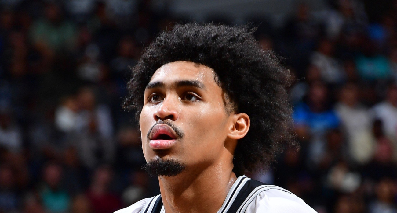 Ο Ντίλαν Χάρπερ/Photos by Michael Gonzales/NBAE via Getty Images