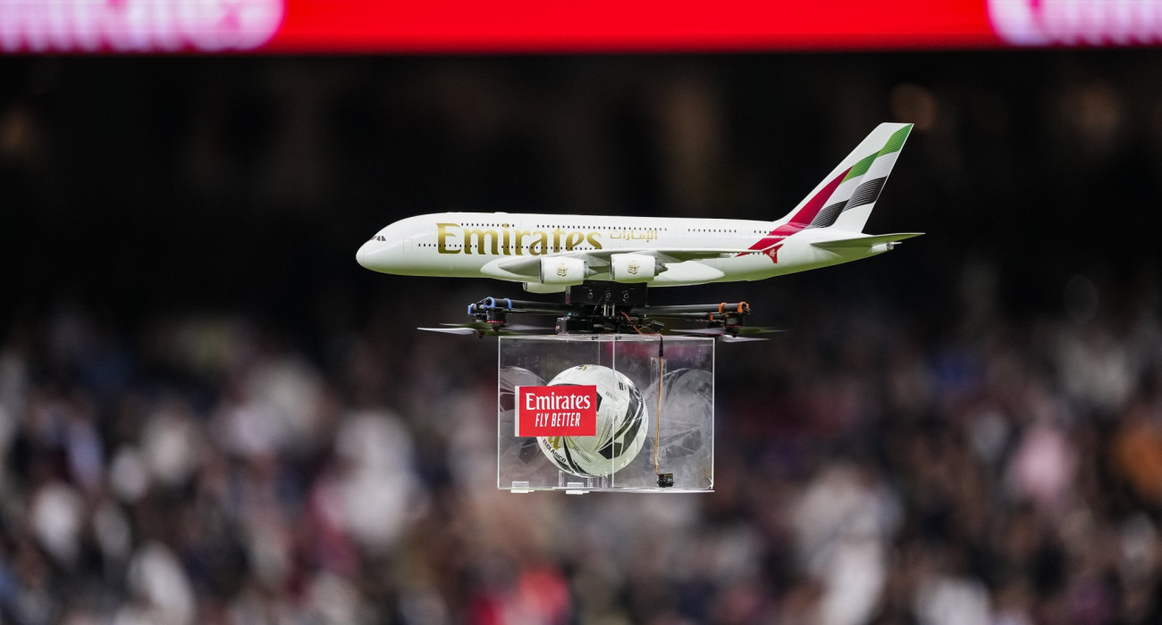 To drone με τα διακριτικά της Emirates μεταφέρει τη μπάλα του El Clasico / Πηγή: Photo By Oscar J. Barroso/Europa Press via Getty Images To drone με τα διακριτικά της Emirates μεταφέρει τη μπάλα του El Clasico / Πηγή: Photo By Oscar J. Barroso/Europa Press via Getty Images