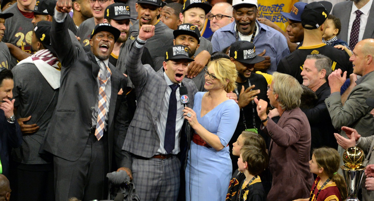 Ο Τάιρον Λου πανηγυρίζει το πρωτάθλημαα του 2016 με τους Κλίβελαντ Καβαλίερς, Πηγή: Photo by Garrett Ellwood/NBAE via Getty Images/ Ideal Images Ο Τάιρον Λου πανηγυρίζει το πρωτάθλημαα του 2016 με τους Κλίβελαντ Καβαλίερς, Πηγή: Photo by Garrett Ellwood/NBAE via Getty Images/ Ideal Images