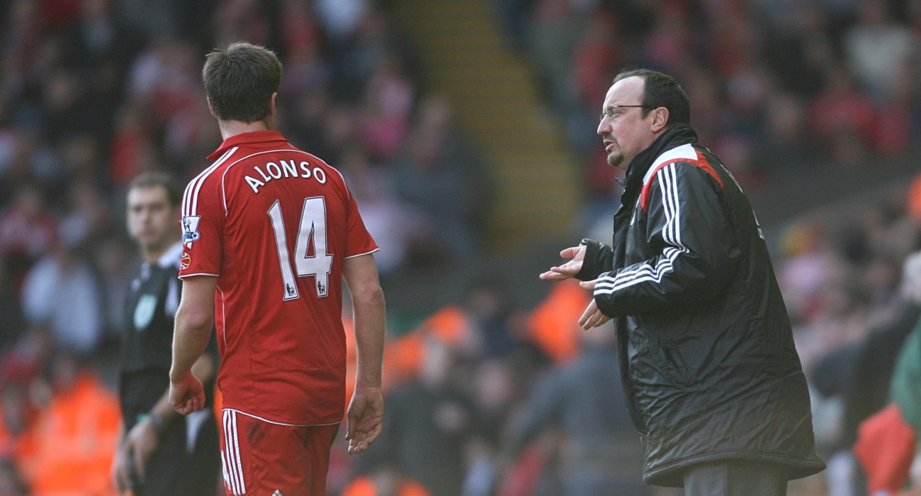 Ο Ράφα Μπενίτεθ με τον Τσάμπι Αλόνσο σε ένα στιγμιότυπο από το Λίβερπουλ του 2008 /Barrington Coombs - PA Images via Getty Images / Ideal Images