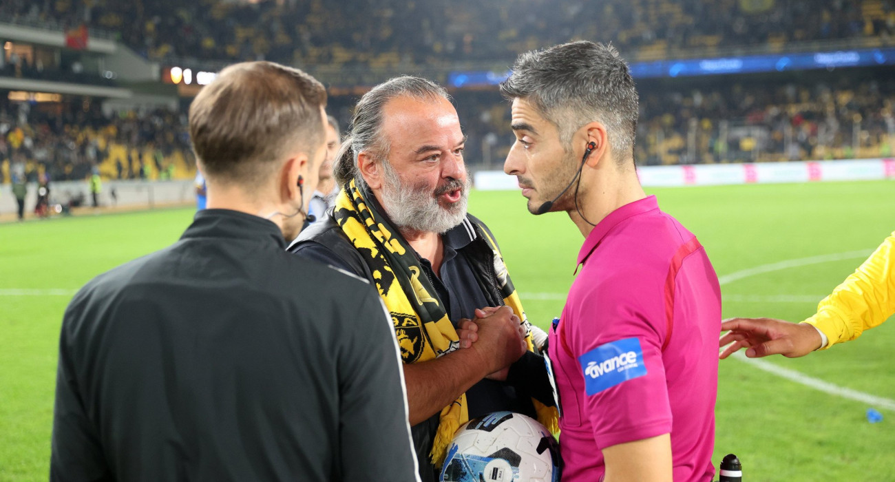 Ο Μάριος Ηλιόπουλος με τον διαιτητή Ιωάννη Παπαδόπουλο / Πηγή: Intime