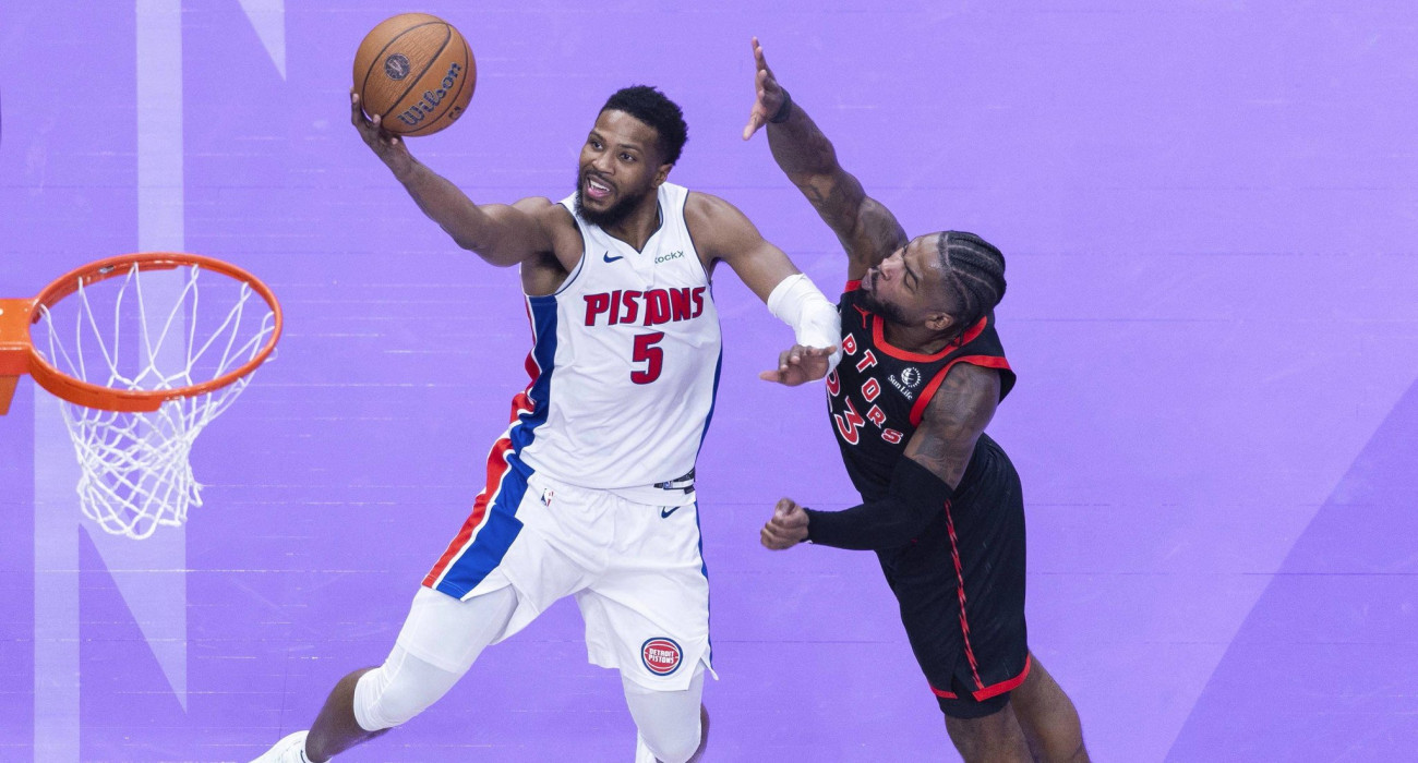 Ο Μαλίκ Μπίσλεϊ σε προσπάθεια να πετύχει καλάθι με τη φανέλα των Πίστονς / Πηγή: Imago