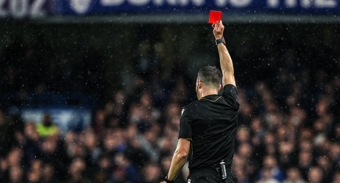 Διαιτητής δίχνει κόκκινη κάρτα σε αγώνα ποδοσφαίρου / Πηγή: Imago