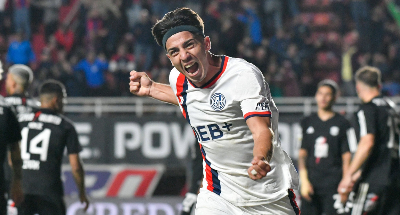 Ο Κουέγιο της Σαν Λορέντσο πανηγυρίζει το γκολ που πέτυχε /  Πηγή: Imago