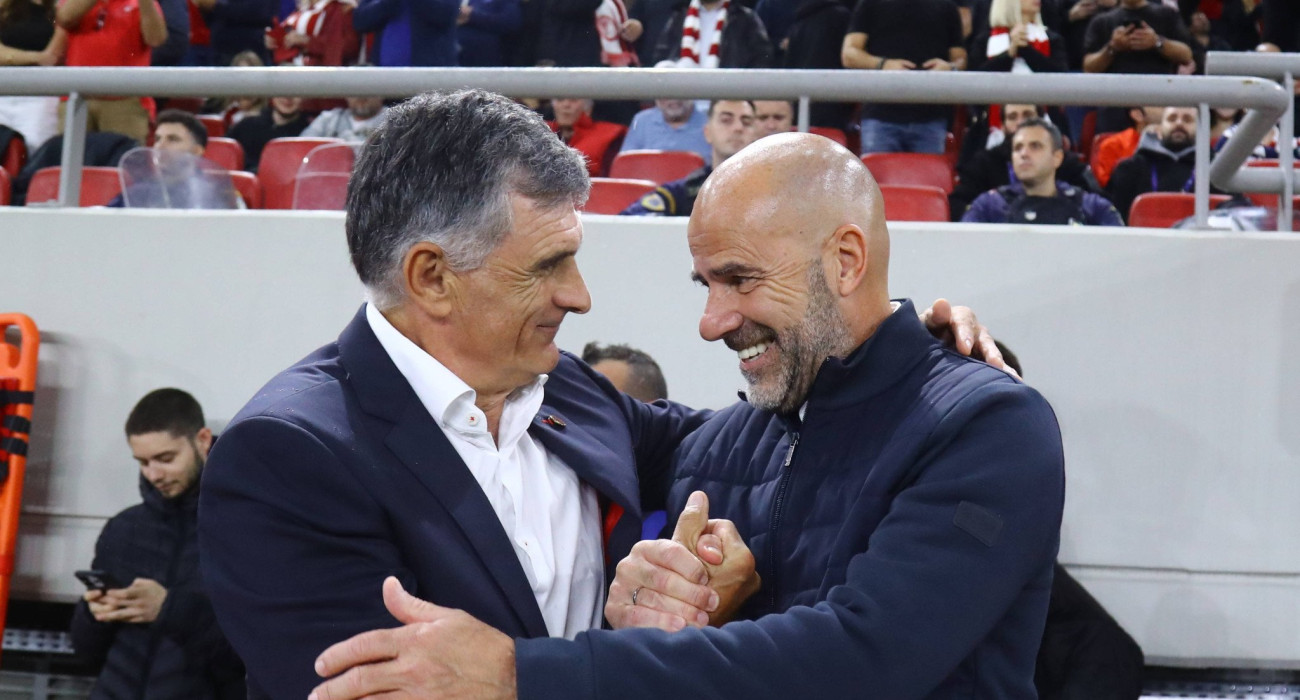 Ο Χοσέ Λουίς Μεντιλίμπαρ με τον Πίτερ Μπος / Πηγή: Imago