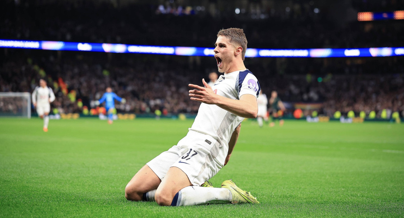 Ο Μίκι Φαν ντε Φεν πανηγυρίζει το απίθανο γκολ που πέτυχε / Πηγή: Imago