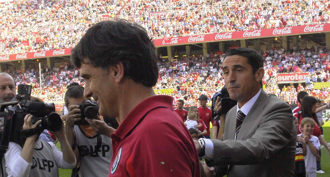 Ο Χοσέ Λουίς Μεντιλίμπαρ με τον Μανόλο Χιμένεθ / Πηγή: Imago Ο Χοσέ Λουίς Μεντιλίμπαρ με τον Μανόλο Χιμένεθ / Πηγή: Imago