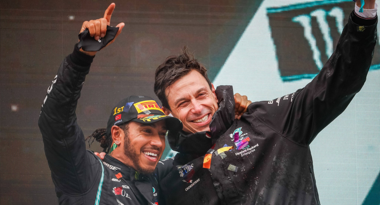 Ο Λιούις Χάμιλτον και ο Τότο Βολφ/ Πηγή: IMAGO / Panoramic by PsnewZ