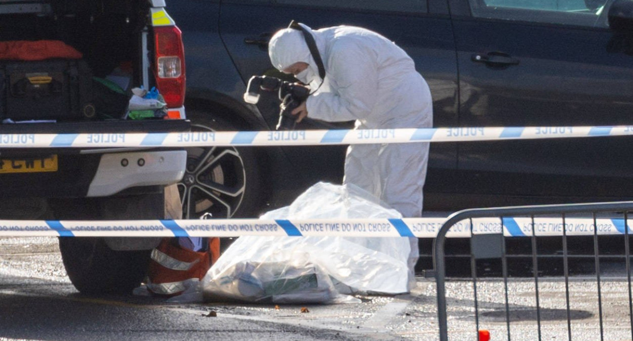 Η εγκληματολογική αστυνομία φωτογραφίζει ορισμένα από τα ευρήματα κοντά στο τρένο όπου δύο δράστες μαχαίρωσαν 10 άτομα εν μέσω ταξιδιού με προορισμό το Λονδίνο στο Χάντινγκτον / Πηγή: Imago