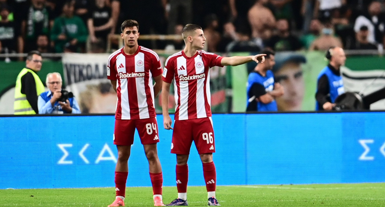 Μπάμπης Κωστούλας και Χρήστος Μουζακίτης όταν ήταν συμπαίκτες στον Ολυμπιακό / Πηγή: Eurokinissi