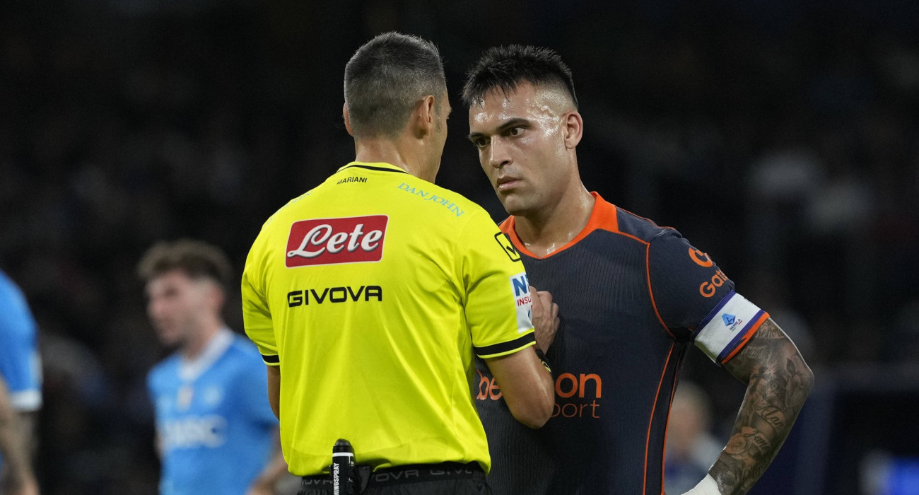 Ο Λαουτάρο Μαρτίνες της Ίντερ, διαμαρτύρεται σε διαιτητή / Πηγή: Imago Ο Λαουτάρο Μαρτίνες της Ίντερ, διαμαρτύρεται σε διαιτητή / Πηγή: Imago