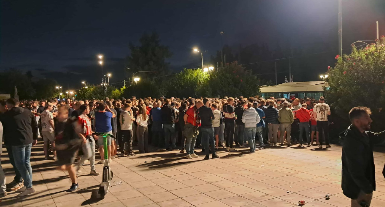 Οπαδοί της Αϊντχόφεν στο Καλλιμάρμαρο, επιβιβάζονται στα λεωφορεία / Πηγή: Athletiko