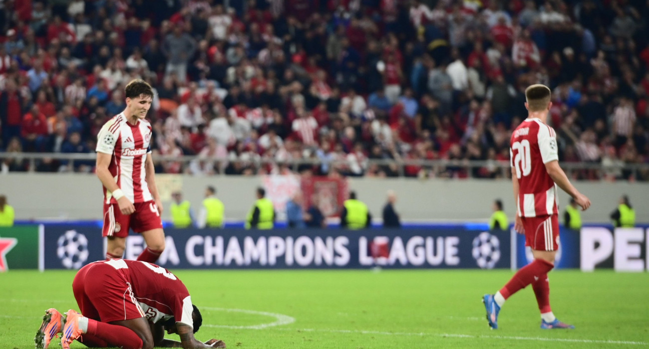 Οι παίκτες του Ολυμπιακο΄ύ μετά το παιχνίδι με την Αϊντχόφεν/Πηγή: Eurokinissi