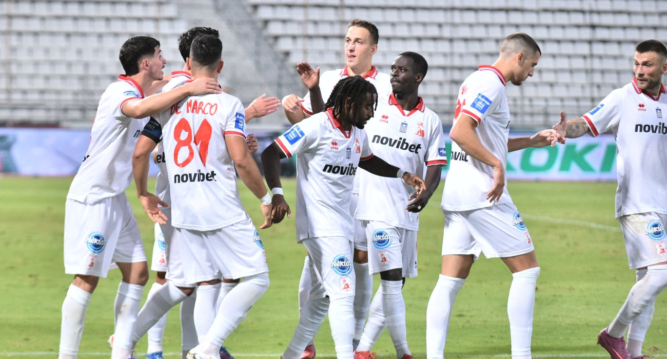 Οι ποδοσφαιριστές του Πανσερραϊκού πανηγυρίζουν Οι ποδοσφαιριστές του Πανσερραϊκού πανηγυρίζουν