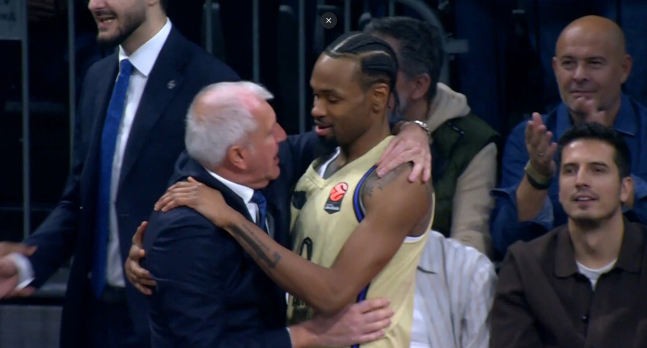 Ο Ζέλικο Ομπράντοβιτς σε ένα τρυφερό τετ-α-τετ με τον τέως παίκτης του, Κέβιν Πάντερ / Screenshot Ο Ζέλικο Ομπράντοβιτς σε ένα τρυφερό τετ-α-τετ με τον τέως παίκτης του, Κέβιν Πάντερ / Screenshot