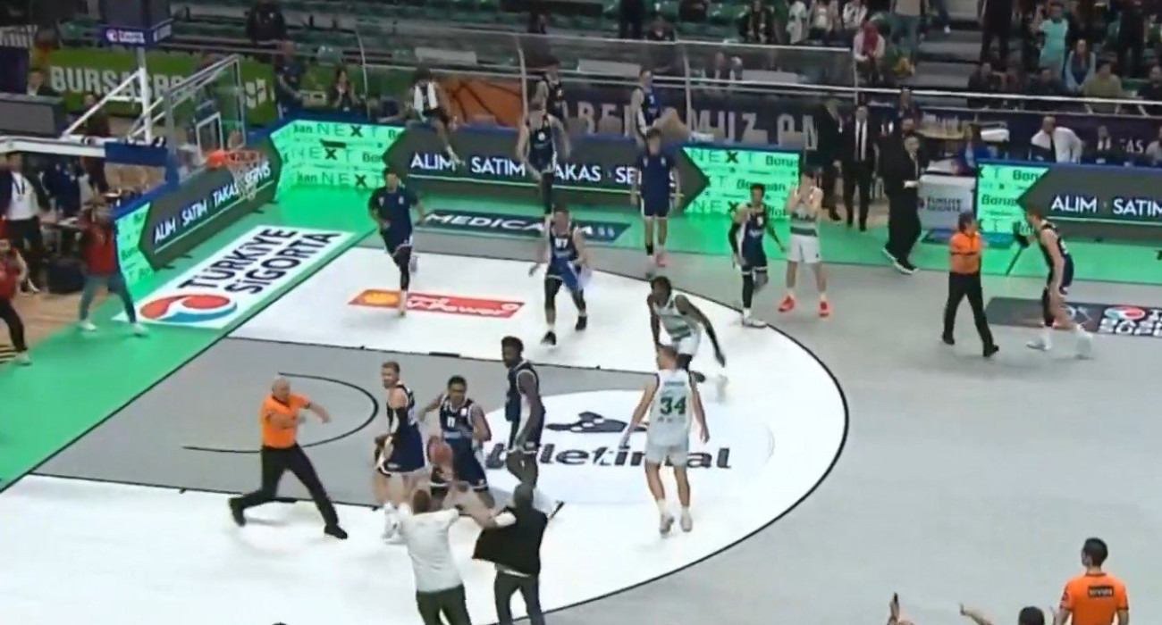 Χαμός στην Τουρκία: Οπαδοί κυνηγούσαν πρώην NBAer στο ματς της Μπούρσασπορ με την Μπαχτσεσεχίρ (video) Χαμός στην Τουρκία: Οπαδοί κυνηγούσαν πρώην NBAer στο ματς της Μπούρσασπορ με την Μπαχτσεσεχίρ (video)