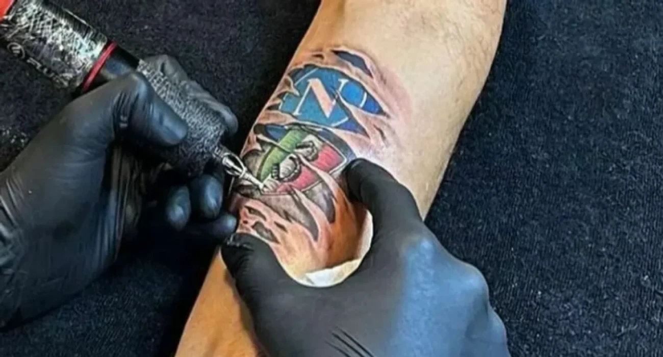 Το τατουάζ του Λουτσιάνο Σπαλέτι  / Πηγή: IG valentinorussotattoo Το τατουάζ του Λουτσιάνο Σπαλέτι  / Πηγή: IG valentinorussotattoo