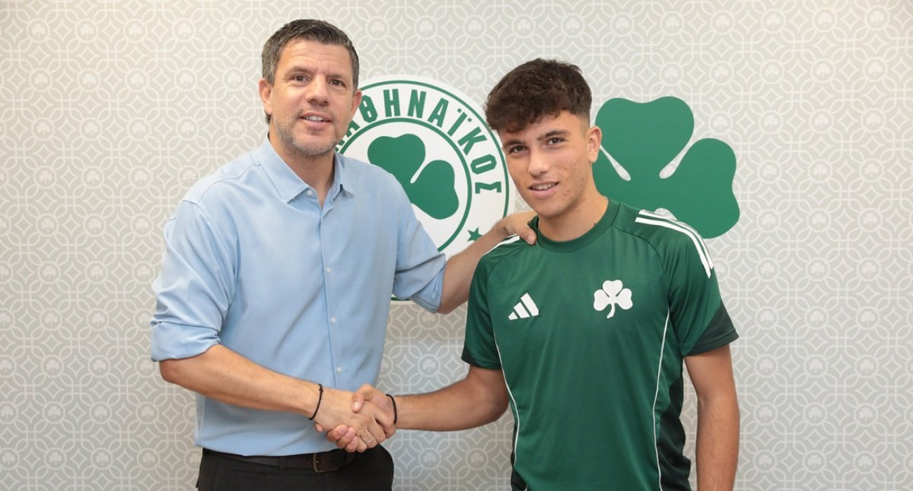 Ο Σωτήρης Τερζής κατά την υπογραφή του επαγγελματικού συμβολαίου του / pao.gr