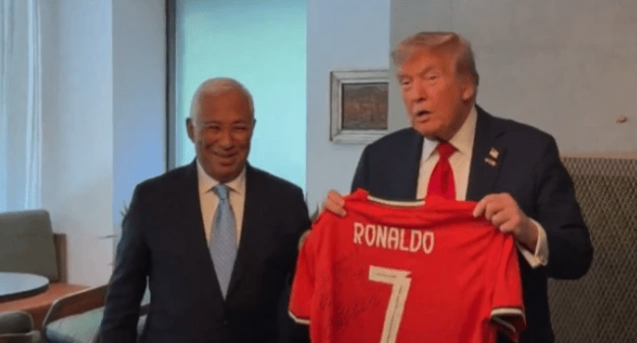 Ο Ντόναλντ Τραμπ ποζάρει με την υπογεγραμμένη φανέλα του Κριστιάνο Ρονάλντο / Screenshot