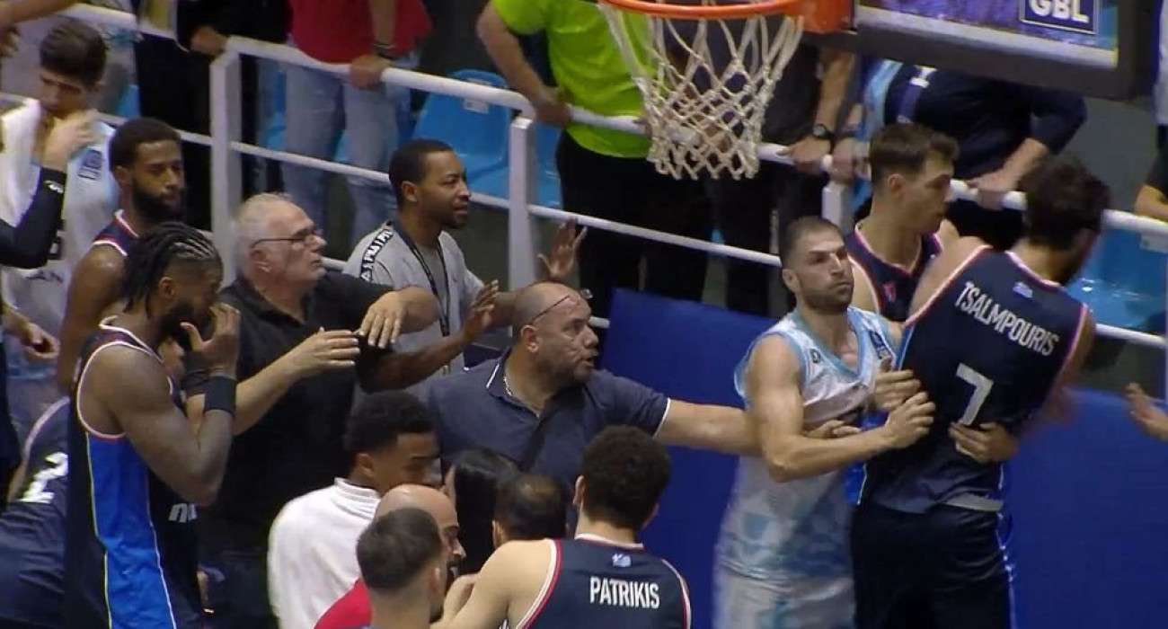 «Χάος» στη Ρόδο: Παραλίγο να πιαστούν στα χέρια με φίλους του Κολοσσού οι Τσαλμπούρης και Γκίκας (video) «Χάος» στη Ρόδο: Παραλίγο να πιαστούν στα χέρια με φίλους του Κολοσσού οι Τσαλμπούρης και Γκίκας (video)