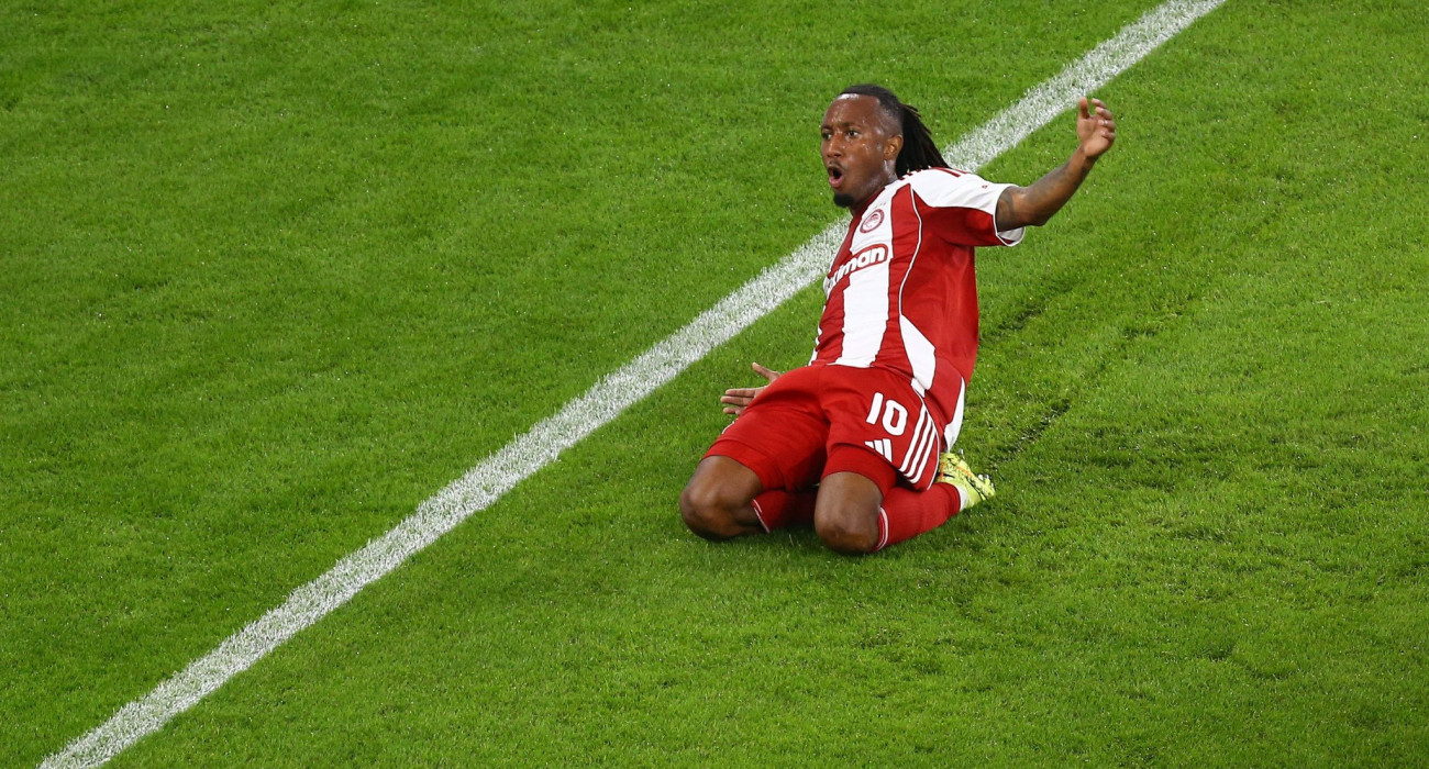 Ο Ζέλσον Μαρτίνς πανηγυρίζει το γκολ του κόντρα στην Αϊντχόφεν / Πηγή: Intime