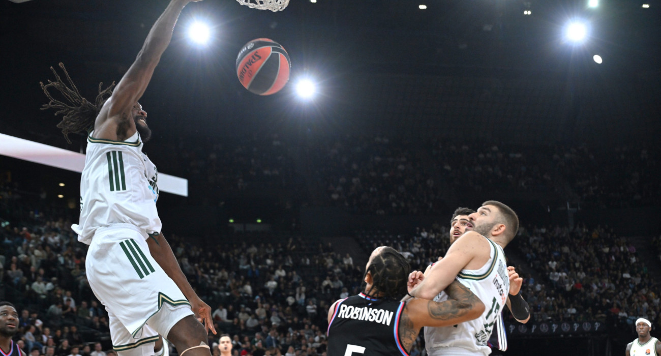 O Κένεθ Φαρίντ καρφώνει στο καλάθι της Παρί / Πηγή: Βαγγέλης Στόλης