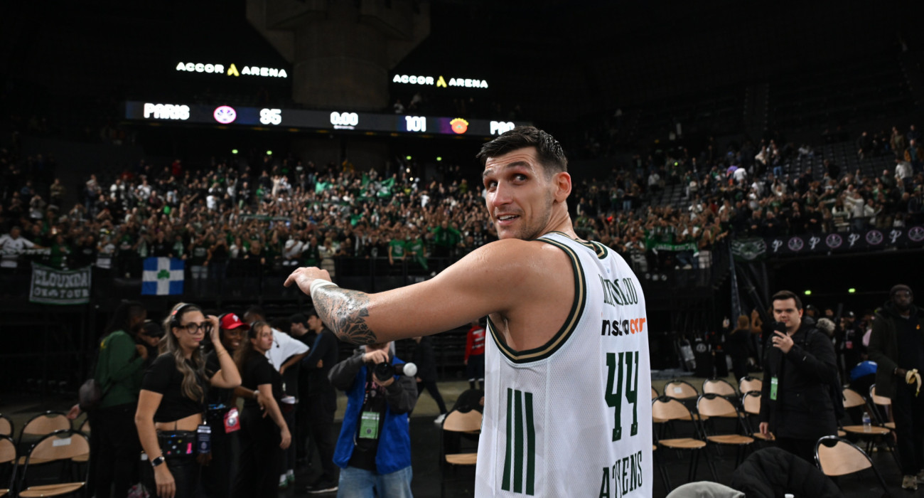 Ο Ντίνος Μήτογλου πανηγυρίζει με τον κόσμο του Παναθηναϊκού στο Παρίσι, Πηγή: Vaggelis Stolis