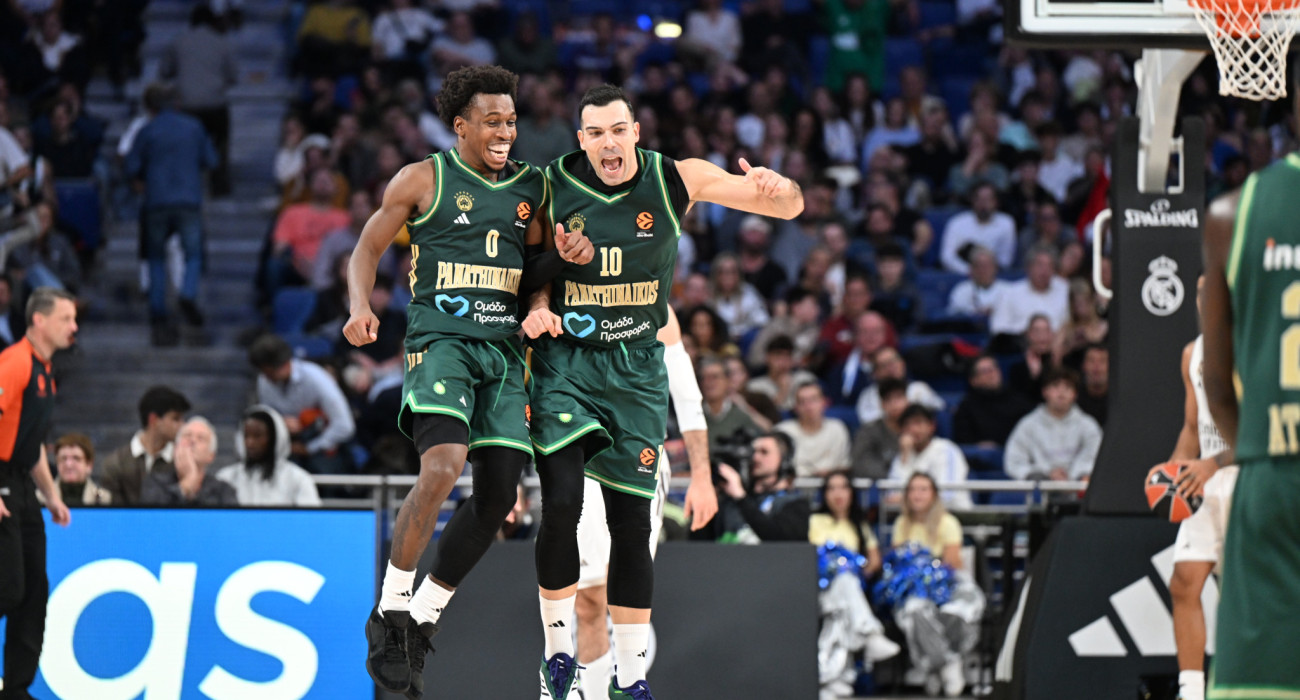 Ο Σορτς πανηγυρίζει με τον Κώστα Σλούκα, Πηγή: Vaggelis Stolis