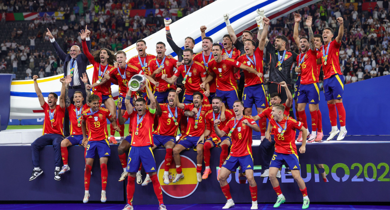 Οι παίκτες της Ισπανίας πανηγυρίζουν την κατάκτηση του Euro 2024 / Πηγή: Intime