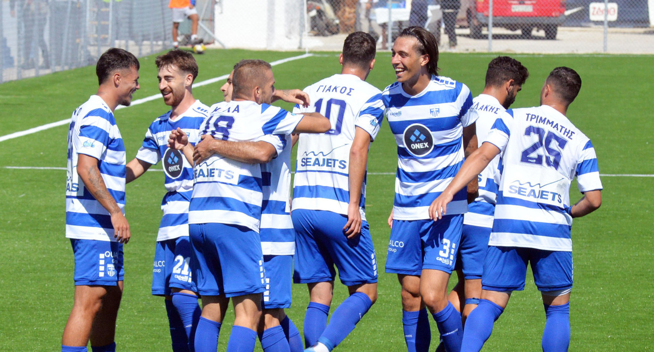 Oι παίκτες της Ελλάς Σύρου πανηγυρίζουν / Πηγή: Intime