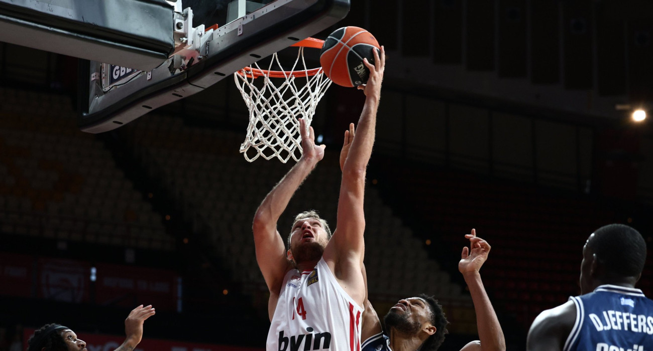 Ο Σάσα Βεζένκοφ στο ματς του Ολυμπιακού με την Καρδίτσα/Πηγή: Intime