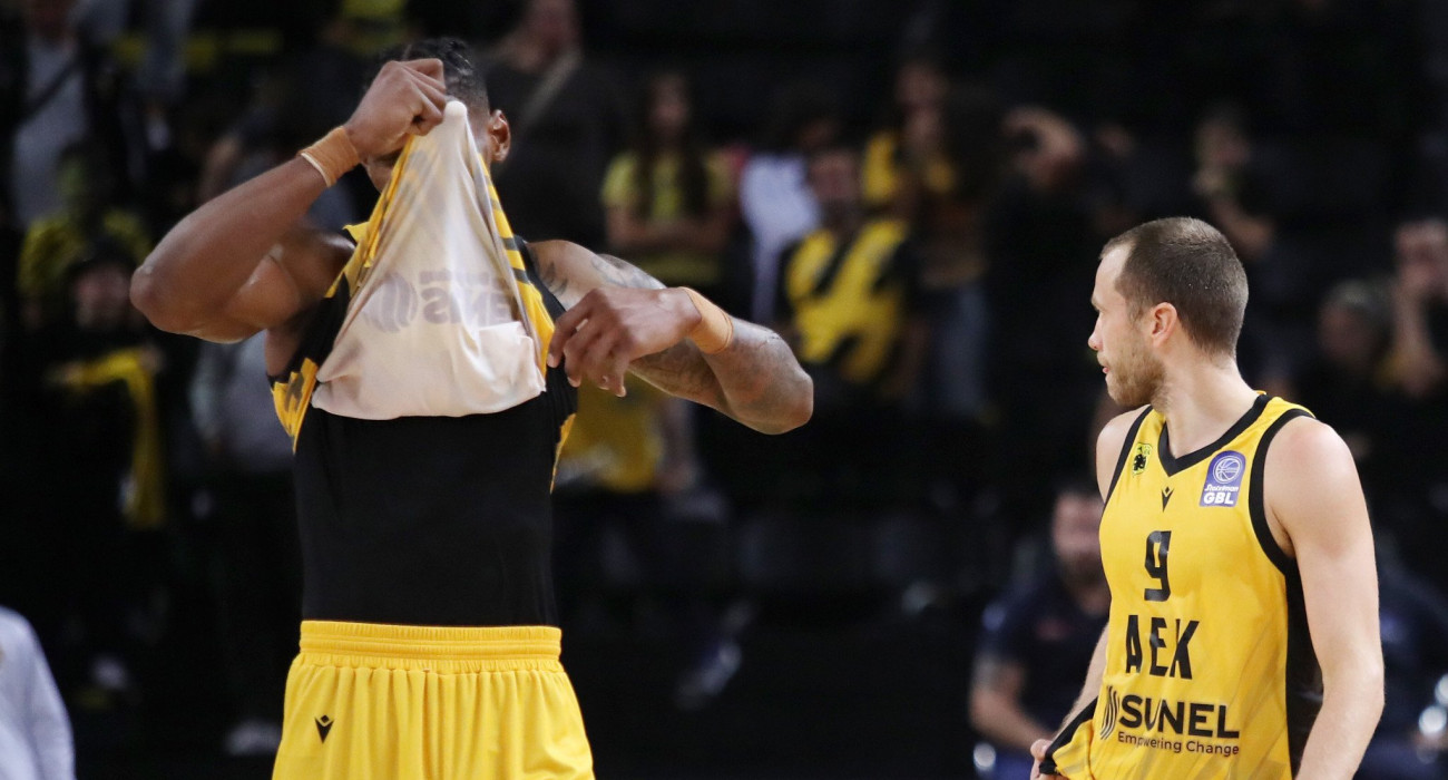 Ο Κρις Σίλβα και οι απογητευμένοι παίκτες της ΑΕΚ μετά την ήττα από τον ΠΑΟΚ - Πηγή: Intime