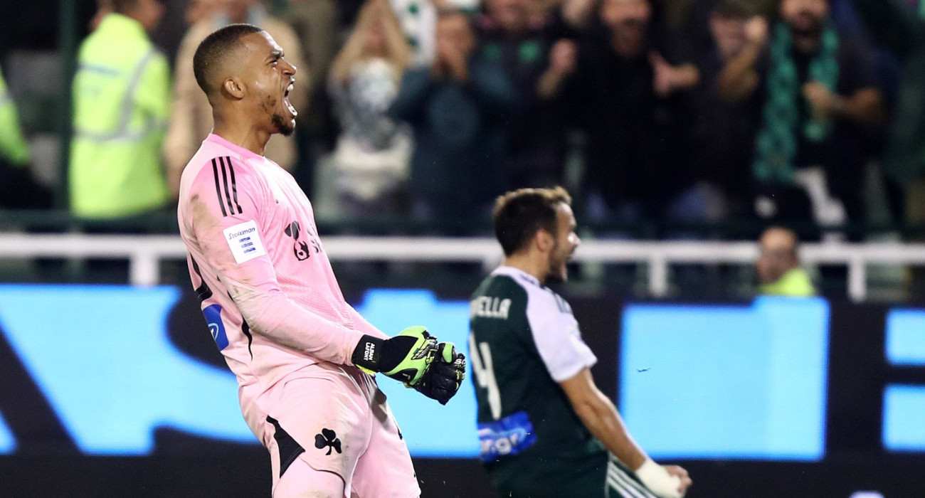 Ο Αλμπάν Λαφόν πανηγυρίζει έξαλλα με τον κόσμο του Παναθηναϊκού τη νίκη επί του ΠΑΟΚ / Πηγή: InTime