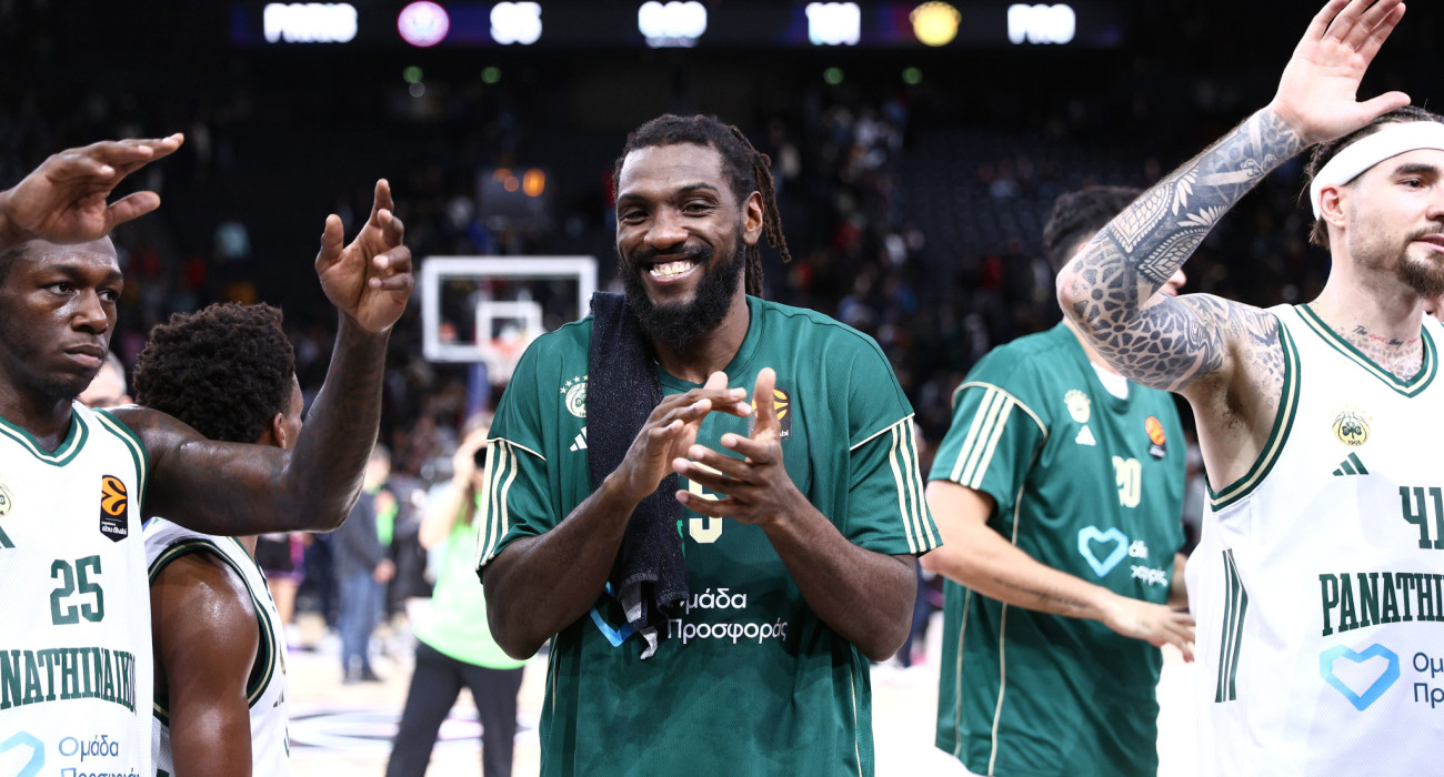 Ο Κένεθ Φαρίντ πανηγυρίζει μετά τη νίκη του Παναθηναϊκού στο Παρίσι, Πηγή: Intime