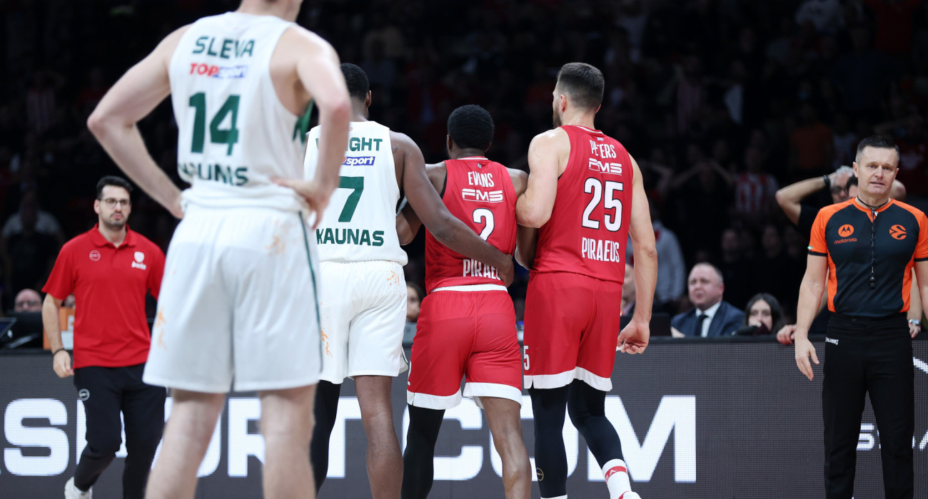 Ο Κίναν Έβανς αποχωρεί υποβασταζόμενος/Πηγή: intime