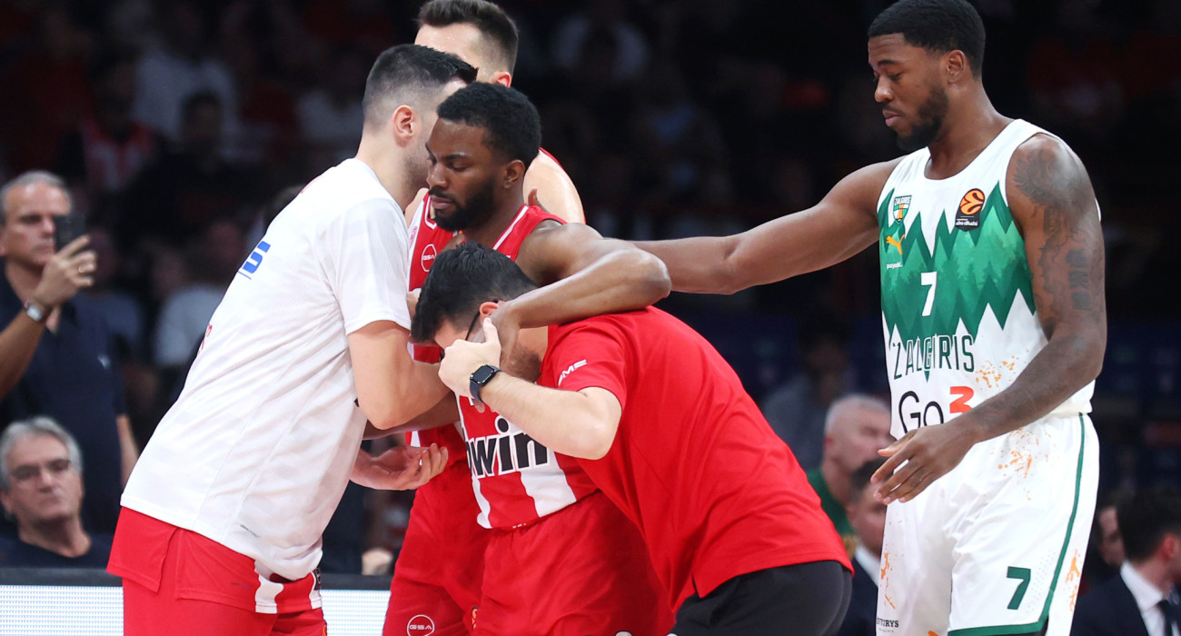 Η στιγμή που ο Κίναν Έβανς αποχωρεί υποβασταζόμενος από τον αγωνιστικό χώρο / Πηγή: Intime