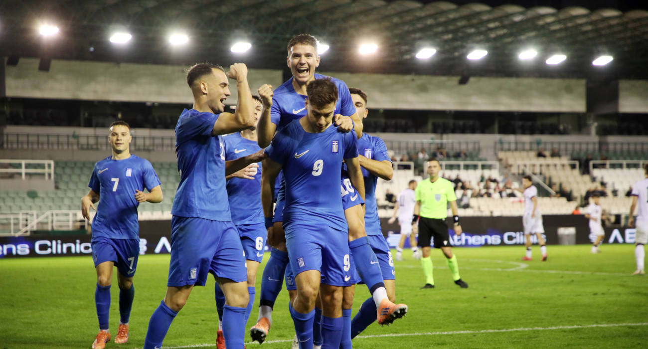 Οι ποδοσφαιριστές της Εθνικής Ελπίδων πανηγυρίζουν το γκολ του Στέφανου Τζίμα / Πηγή: InTime