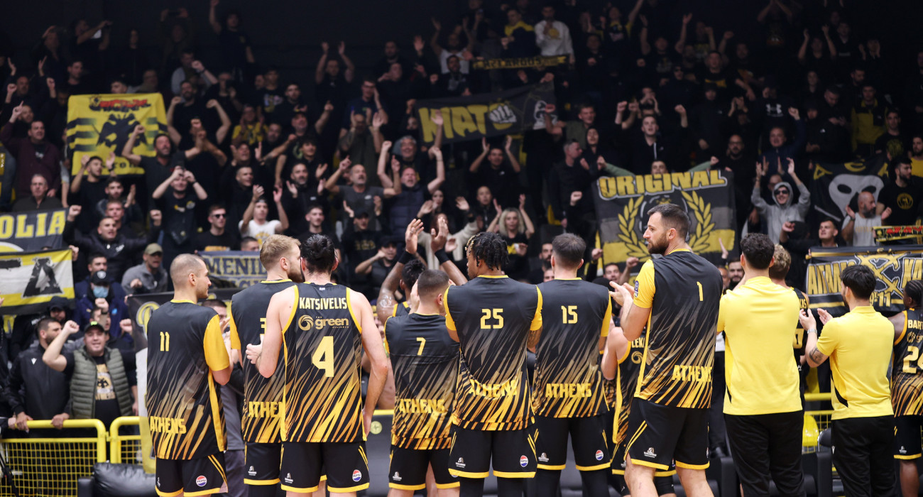 Οι παίκτες της ΑΕΚ με τον κόσμο στο Μαρούσι, Πηγή: Eurokinissi