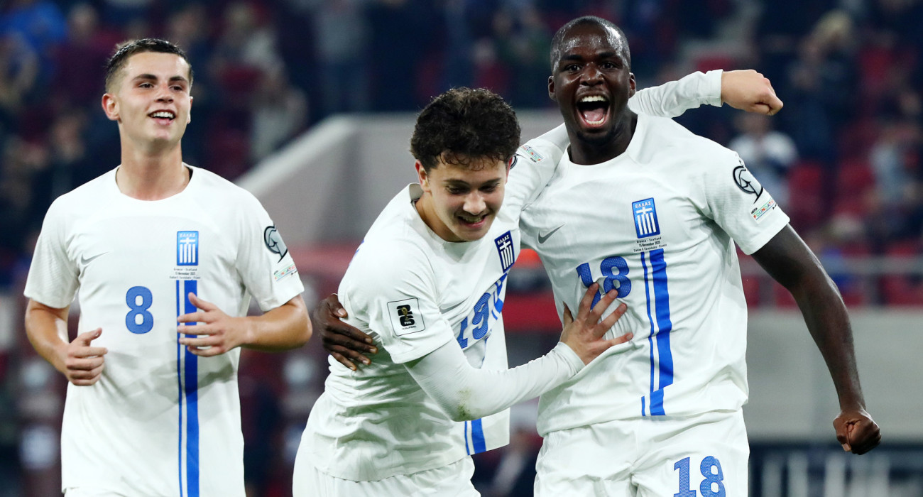 Τεττέη και Καρέτσας πανηγυρίζουν μετά την επιτυχημένη συνεργασία τους που έφερε την ασίστ του πρώτου και το γκολ του δεύτερου / Πηγή: Intime