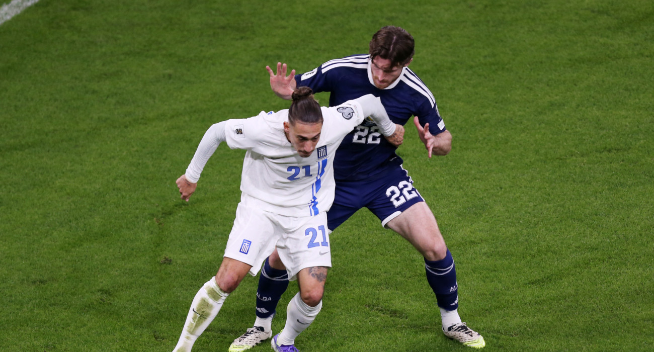 O Κώστας Τσιμίκας σε μία «μονομαχία» στο ματς της Ελλάδας με τη Σκωτία / Πηγή: Intime