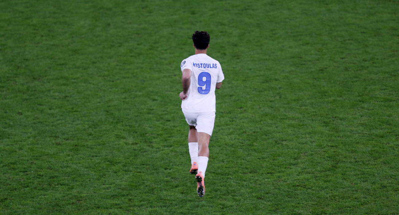 Ο Μπάμπης Κωστούλας πατάει τον αγωνιστικό χώρο φορώντας τη φανέλα της Εθνικής Ανδρών για πρώτη φορά / Πηγή: Eurokinissi