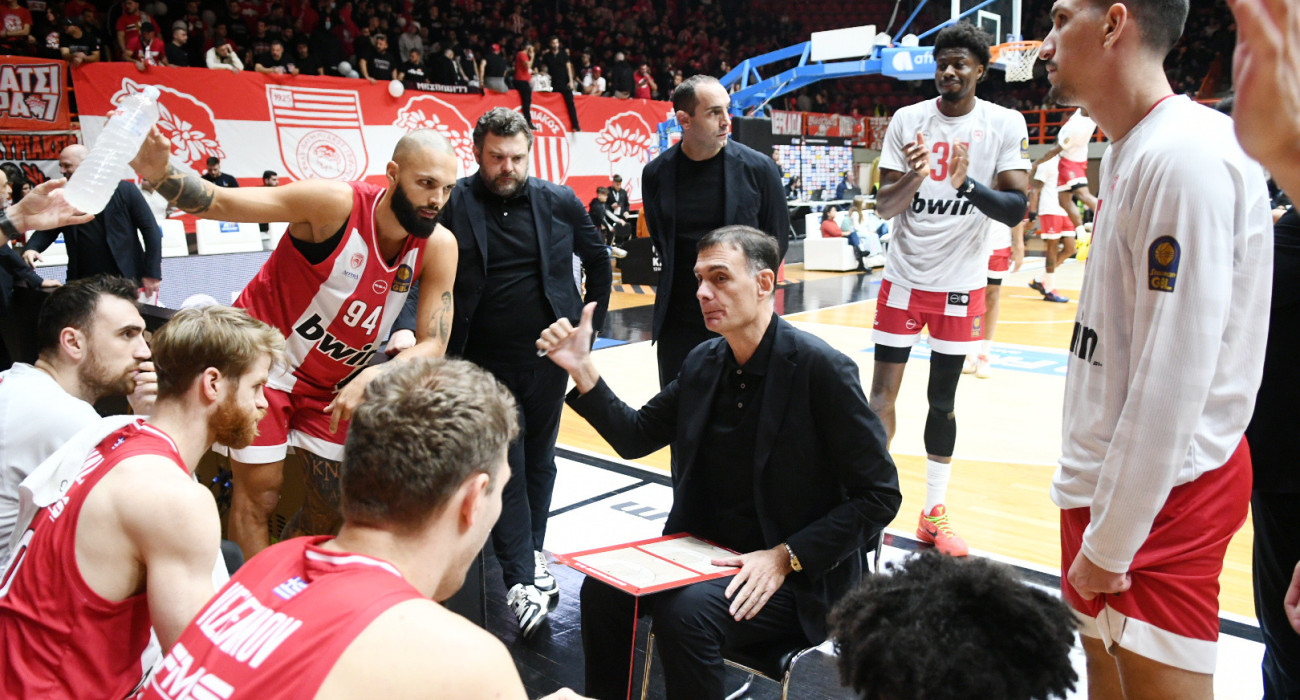 Ο Γιώργος Μπαρτζώκας ανάμεσα στους αθλητές του / Πηγή: ΙΝΤΙΜΕ