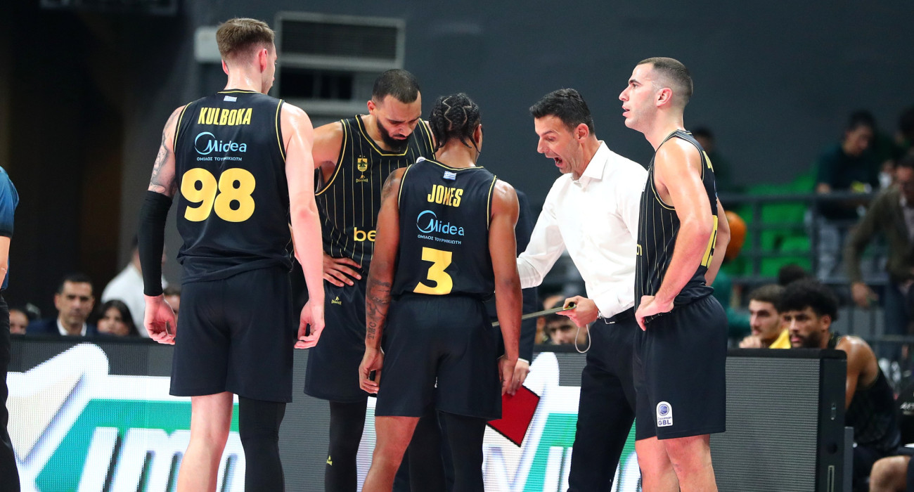 Ο Ιγκόρ Μίλιτσιτς και οι παίκτες του Άρη - Πηγή: Intime