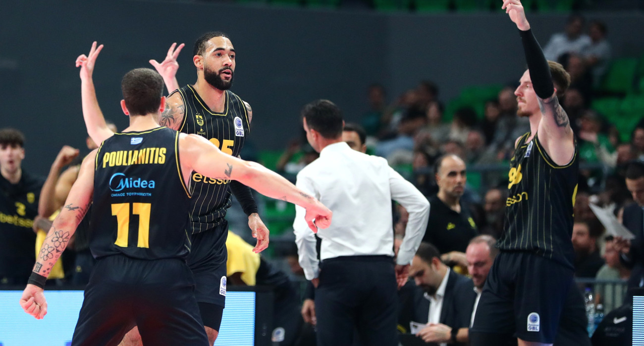 Οι παίκτες του Άρη πανηγυρίζουν στο ΟΑΚΑ το τρομερό πρώτο ημίχρονό τους, Πηγή: Intime