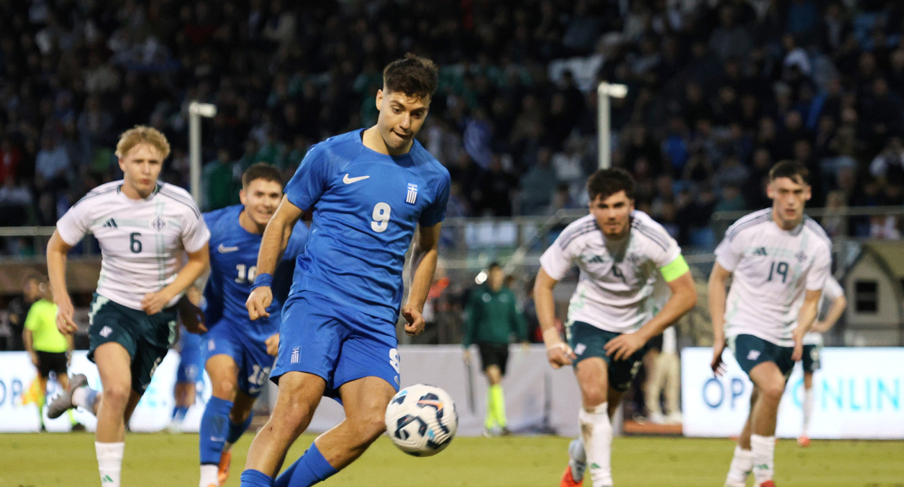 Ο Στέφανος Τζίμας τη στιγμή που εκτελεί το πέναλτι / Πηγή: Intime